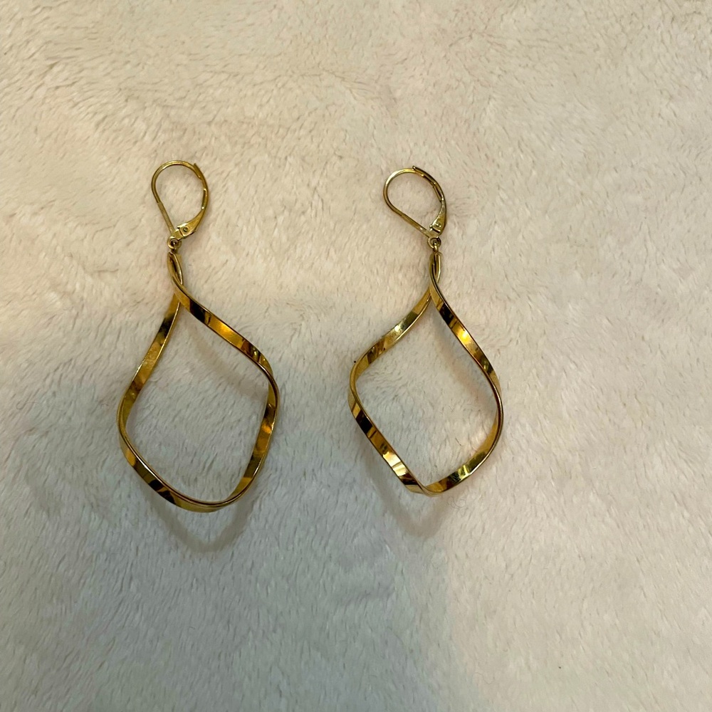 Elegant Gold Twisted Hoop Earrings